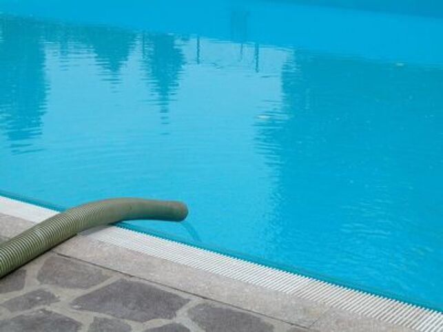 Comment trouver une fuite sur piscine invisible ?