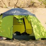 Laver et ranger sa tente après la plage : le guide anti-moisissures